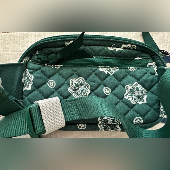 MOVING SALE: Vera Bradley Belt Bag In Gotham Green/White Bandana NY Jets - NWOT - Picture 3 of 4